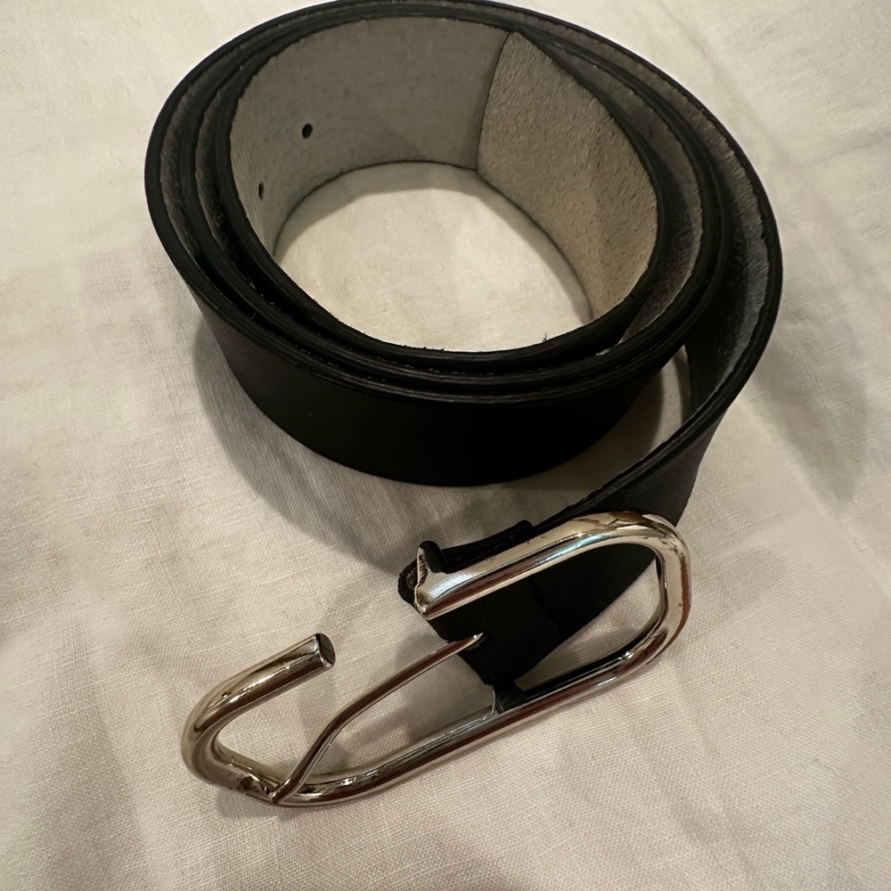 Stylish and sleek Women’s black faux leather belt with Silver tone Buckle.